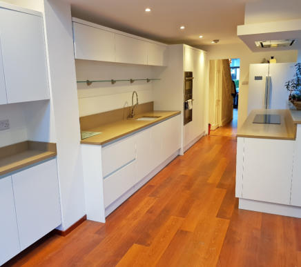 White handleless kitchen with quartz worktops